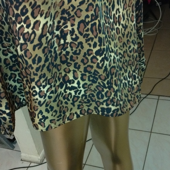 Susan graver leopard print button-down dress shirt. With shoulder pads - Picture 9 of 12